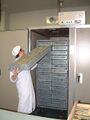 孵卵器（ハッチャーへ入雛する） 写真提供：（独）家畜改良センター 孵卵器：株式会社昭和